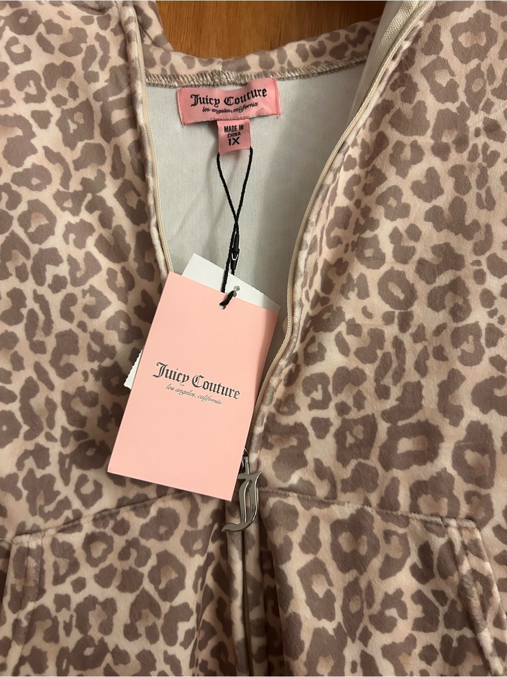 3 Piece Set Juicy Couture Beige Leopard Zip Hoodie with Matching Shorts and Tank - Picture 2 of 7